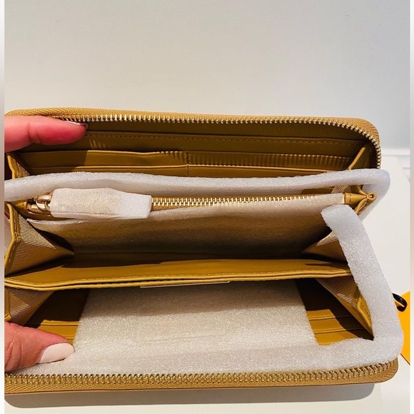 Brand new MARIO BY MARIO VALENTINO Leather Zip Around Full Size Wallet - Picture 6 of 6